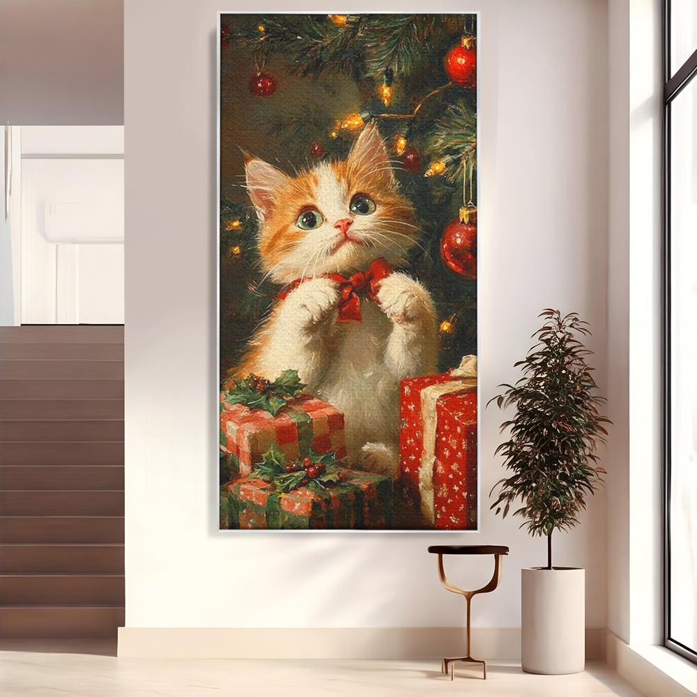 Tablou canvas cu pictura cu pisicuta alba si portocalie langa bradul de craciun, in rama de aluminiu argintiu